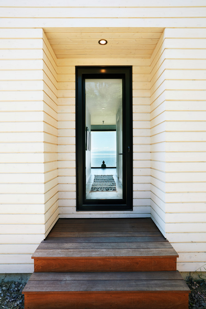 バーリントンにある小さな北欧スタイルのおしゃれな玄関ドア (白い壁、ガラスドア) の写真