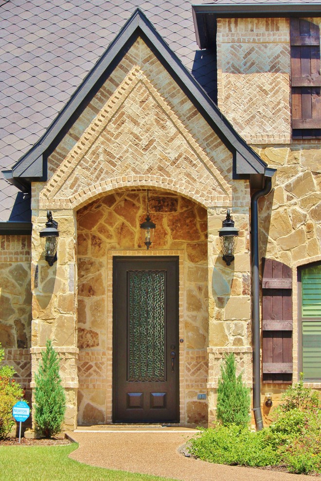 Inspiration pour une porte d'entrée traditionnelle avec une porte simple et une porte métallisée.