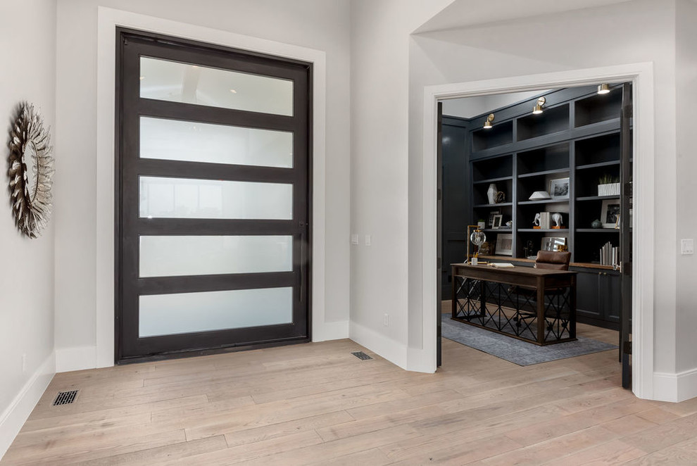 Стильный дизайн: большая входная дверь в стиле неоклассика (современная классика) с серыми стенами, светлым паркетным полом, поворотной входной дверью, черной входной дверью и бежевым полом - последний тренд