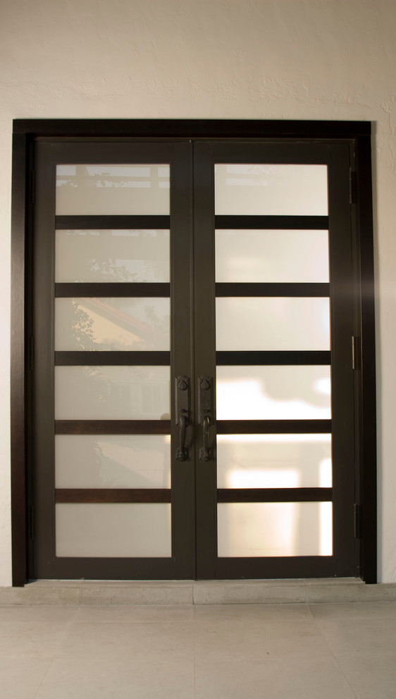 Diseño de puerta principal moderna de tamaño medio con paredes blancas, suelo de piedra caliza, puerta doble y puerta metalizada