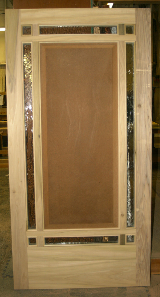 Esempio di una grande porta d'ingresso contemporanea con una porta singola e una porta in legno bruno