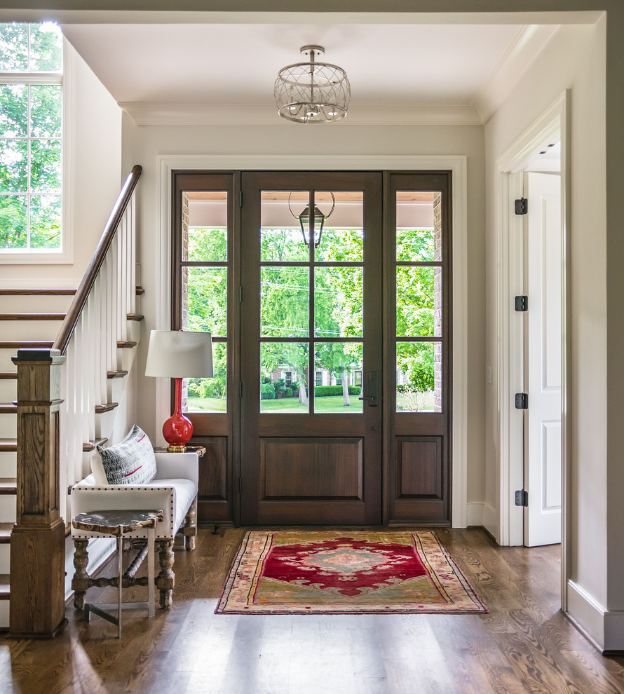 Klassisches Foyer mit Einzeltür, grauer Wandfarbe, dunklem Holzboden und Haustür aus Glas in Nashville