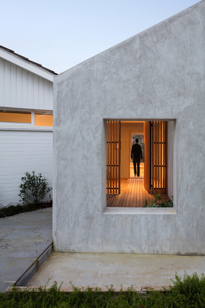 Свежая идея для дизайна: маленькая входная дверь в современном стиле с серыми стенами, светлым паркетным полом, одностворчатой входной дверью и входной дверью из светлого дерева для на участке и в саду - отличное фото интерьера