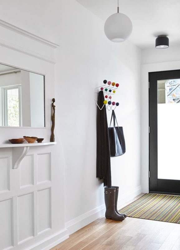 Idee per un ingresso nordico di medie dimensioni con pareti bianche, parquet chiaro, una porta singola, una porta nera e pavimento beige
