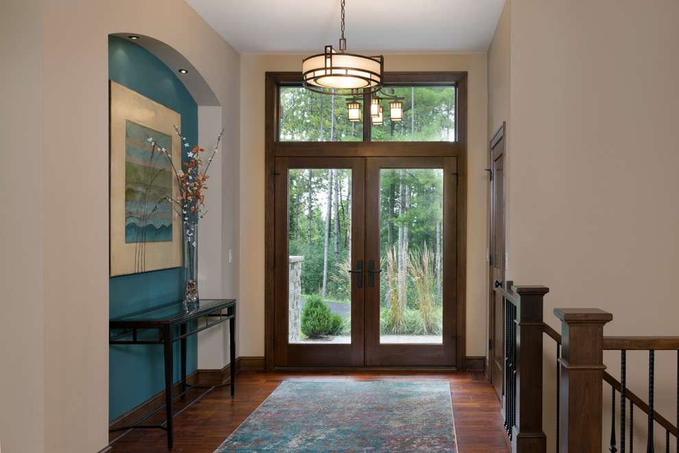 Mittelgroße Rustikale Haustür mit beiger Wandfarbe, braunem Holzboden, Doppeltür, dunkler Holzhaustür und braunem Boden in Milwaukee
