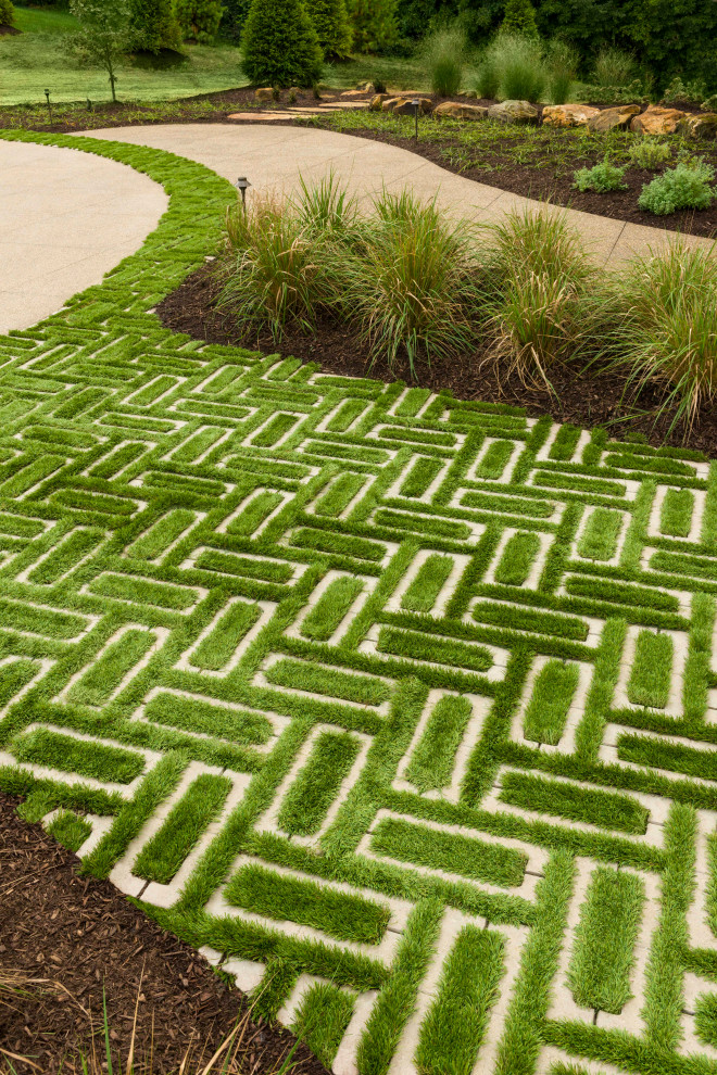 Inspiration for a traditional landscaping in Indianapolis.