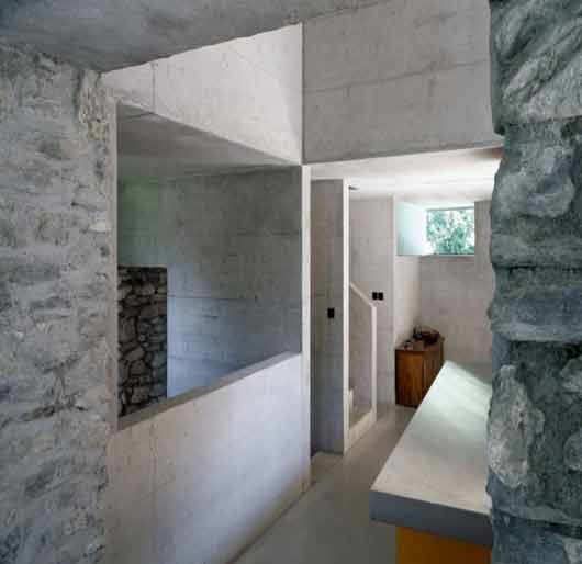 Ispirazione per un grande corridoio minimal con pareti grigie e pavimento grigio