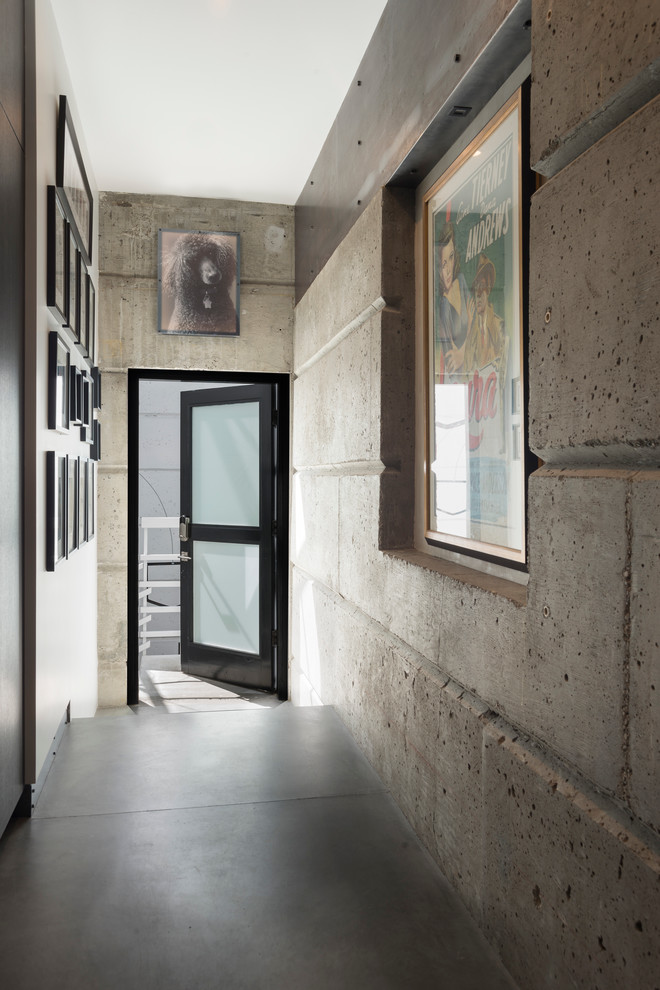 Modelo de hall urbano con suelo de cemento, puerta simple y puerta de vidrio
