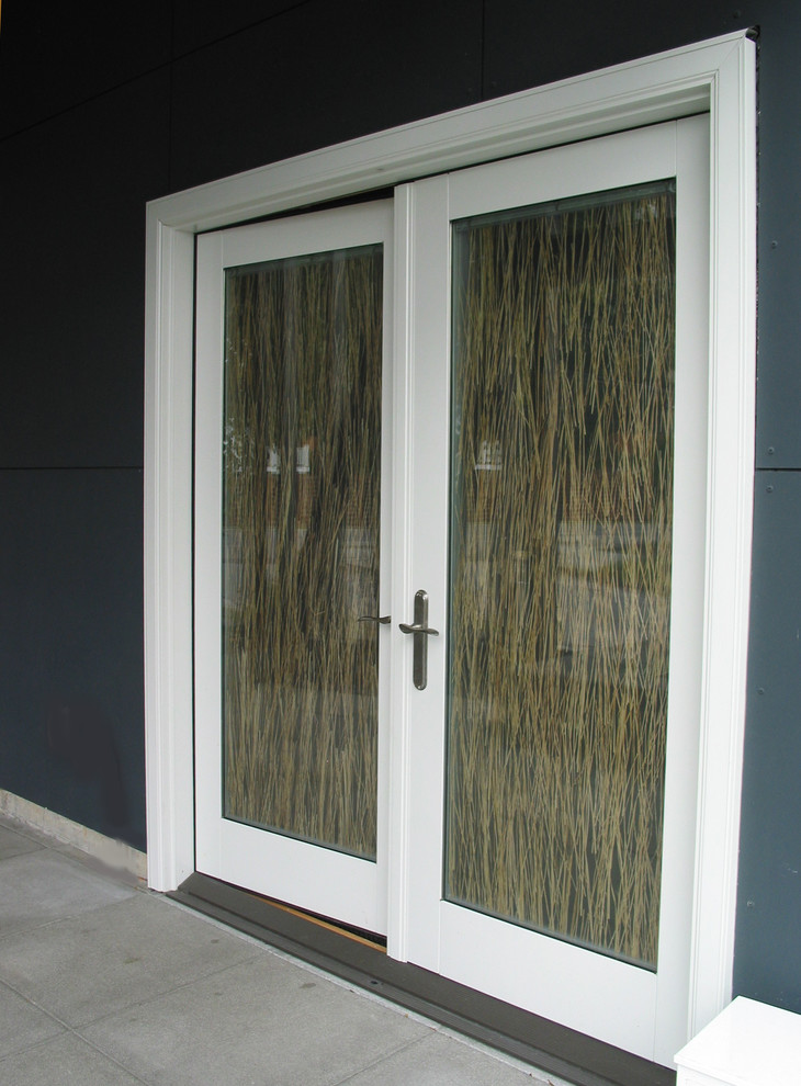 Modelo de puerta principal urbana grande con paredes grises, suelo de piedra caliza, puerta doble y puerta blanca