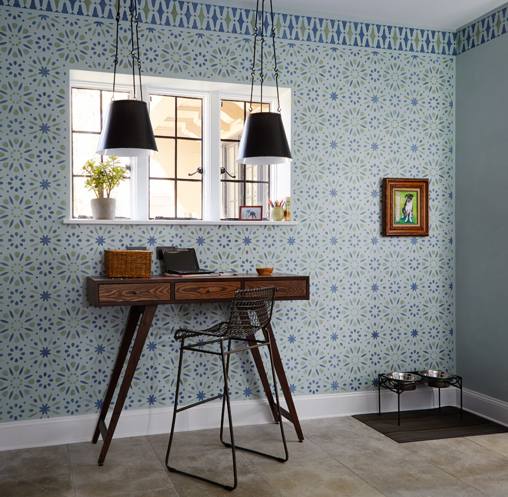 Идея дизайна: тамбур в стиле неоклассика (современная классика) с синими стенами и полом из известняка