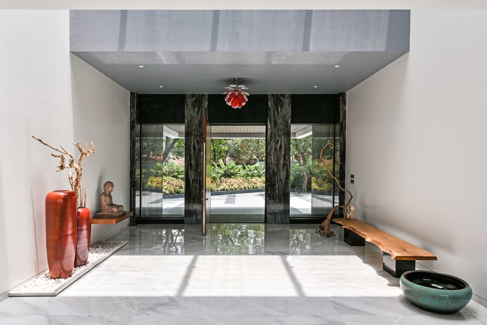 Geräumiges Modernes Foyer mit weißer Wandfarbe, Marmorboden, Einzeltür, brauner Haustür und grauem Boden in Mumbai