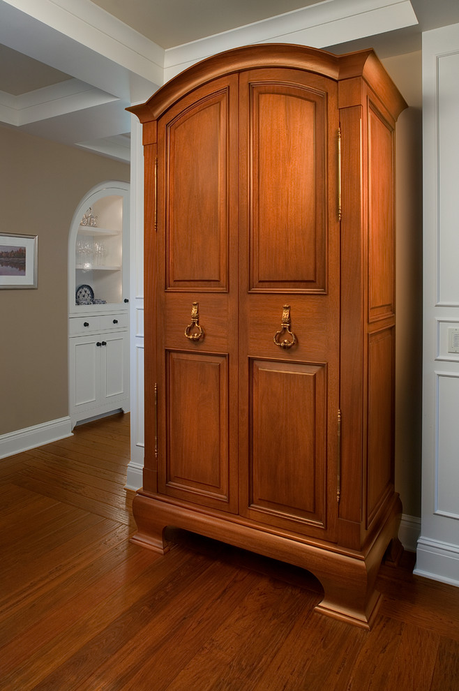 Diseño de puerta principal tradicional grande con paredes beige, suelo de madera oscura, puerta simple y puerta de madera oscura