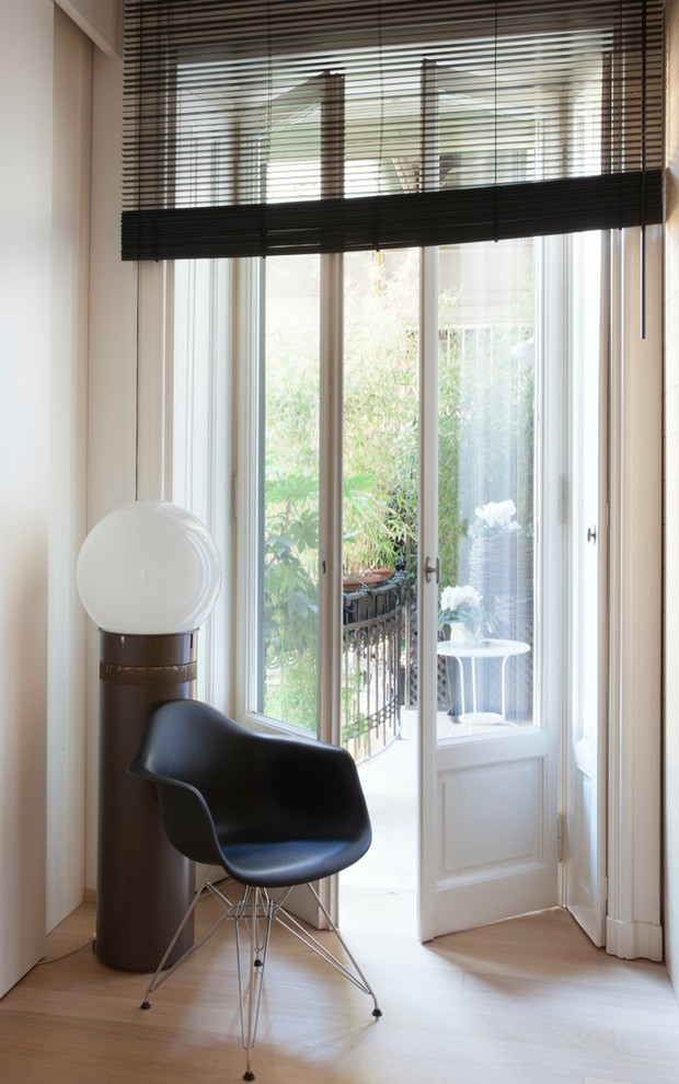 На фото: прихожая среднего размера в современном стиле с белыми стенами, светлым паркетным полом, двустворчатой входной дверью, стеклянной входной дверью и бежевым полом