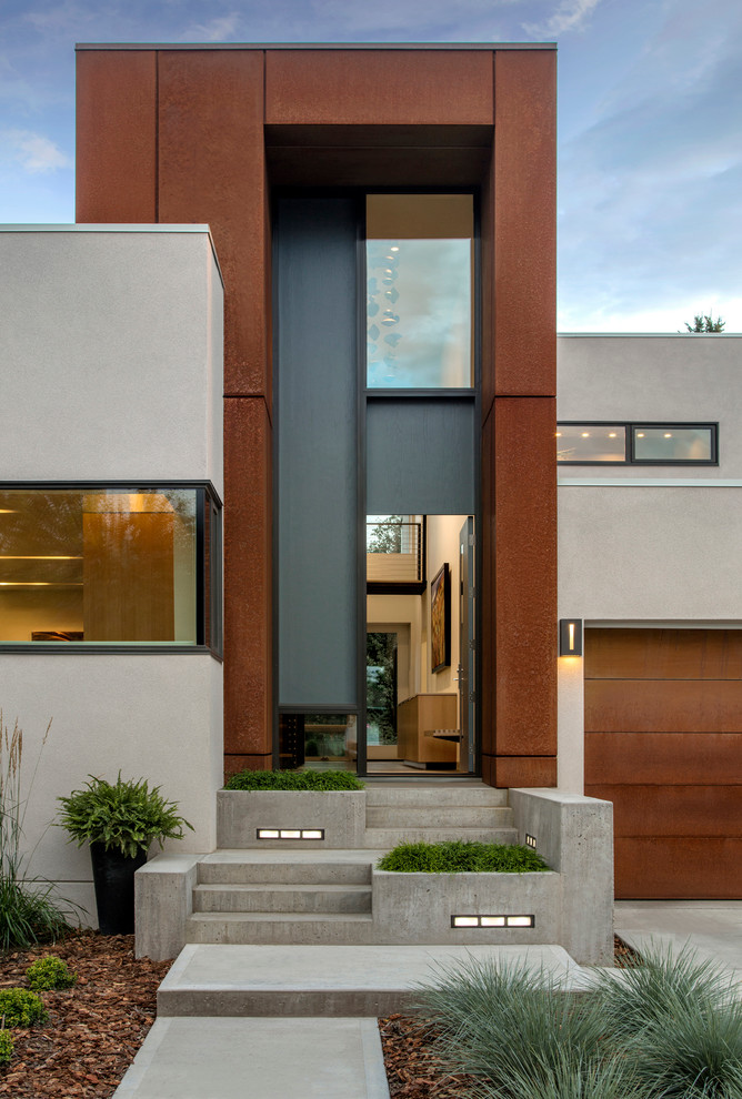 Idee per un grande ingresso moderno con pareti con effetto metallico, pavimento in cemento, una porta singola, una porta grigia e pavimento grigio