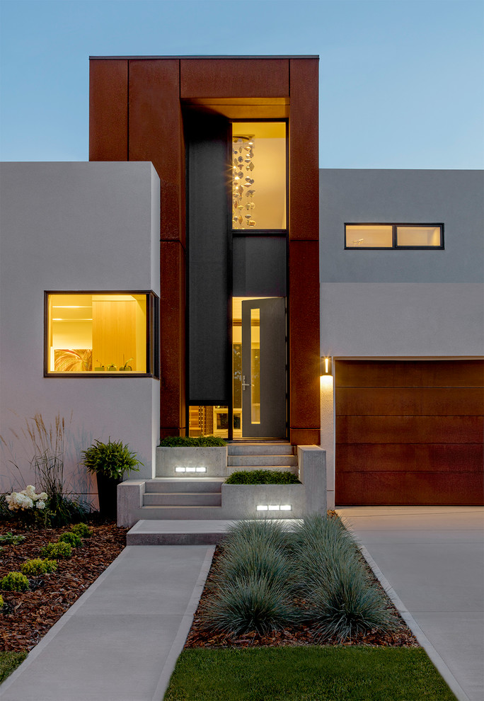 Moderne Haustür mit beiger Wandfarbe, Betonboden, Einzeltür, grauer Haustür und grauem Boden in Edmonton
