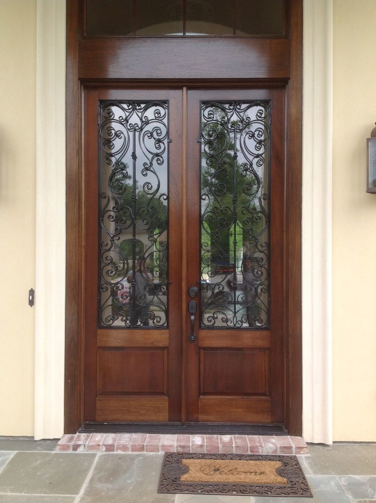 Ejemplo de puerta principal clásica de tamaño medio con paredes beige, suelo de pizarra, puerta doble y puerta de madera oscura