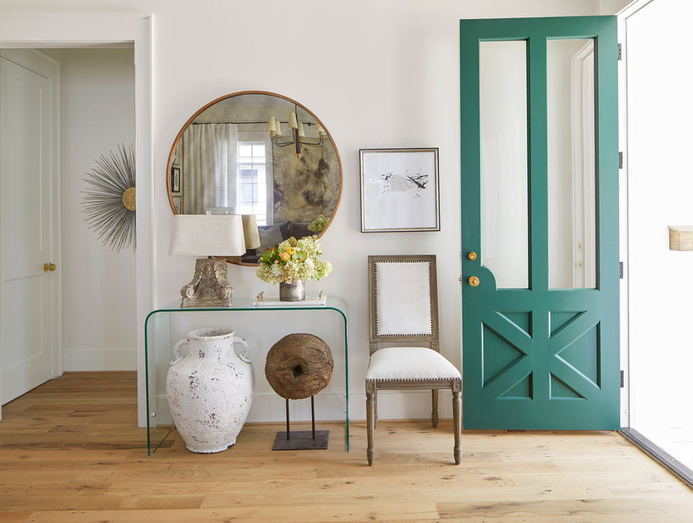 Imagen de distribuidor tradicional con paredes blancas, suelo de madera clara, puerta simple, puerta verde y suelo beige