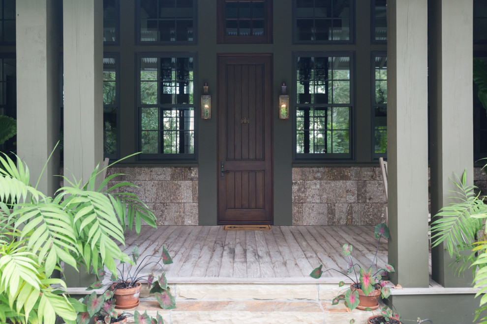 Aménagement d'une porte d'entrée montagne avec un mur vert, une porte simple et une porte en bois foncé.