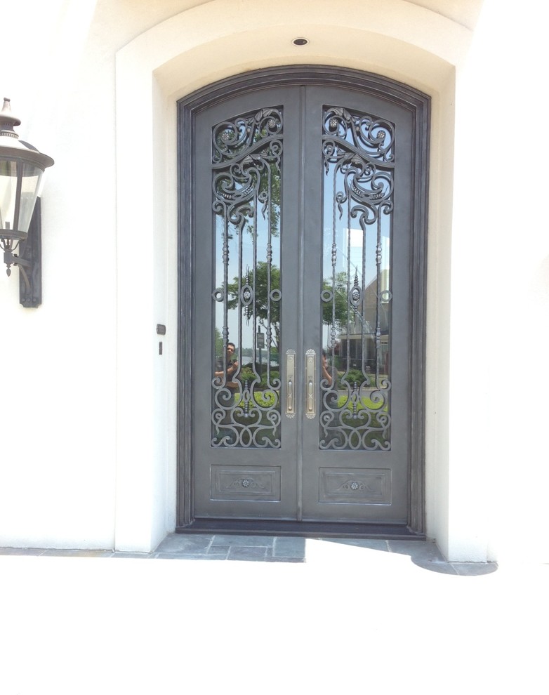 Источник вдохновения для домашнего уюта: большая входная дверь в средиземноморском стиле с двустворчатой входной дверью