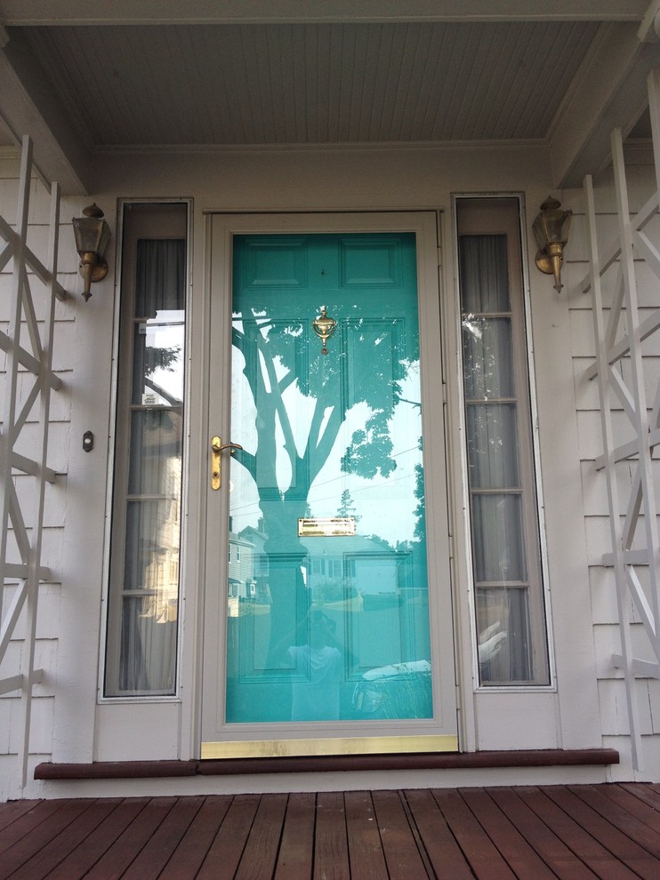 Kleine Klassische Haustür mit grauer Wandfarbe, braunem Holzboden, Einzeltür und blauer Haustür in Boston