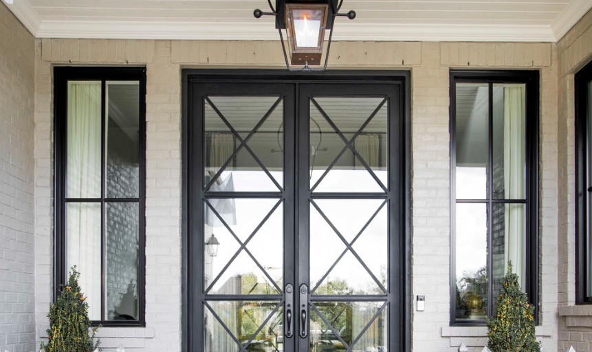Пример оригинального дизайна: большая входная дверь в классическом стиле с двустворчатой входной дверью и стеклянной входной дверью