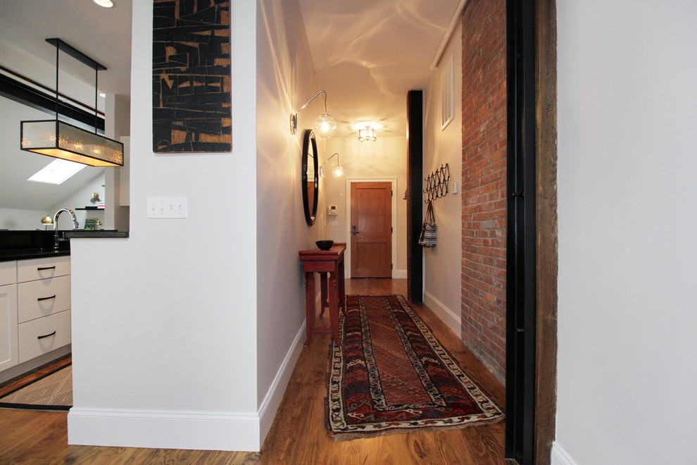 Kleiner Industrial Eingang mit Korridor, grauer Wandfarbe, braunem Holzboden, Einzeltür und dunkler Holzhaustür in Providence