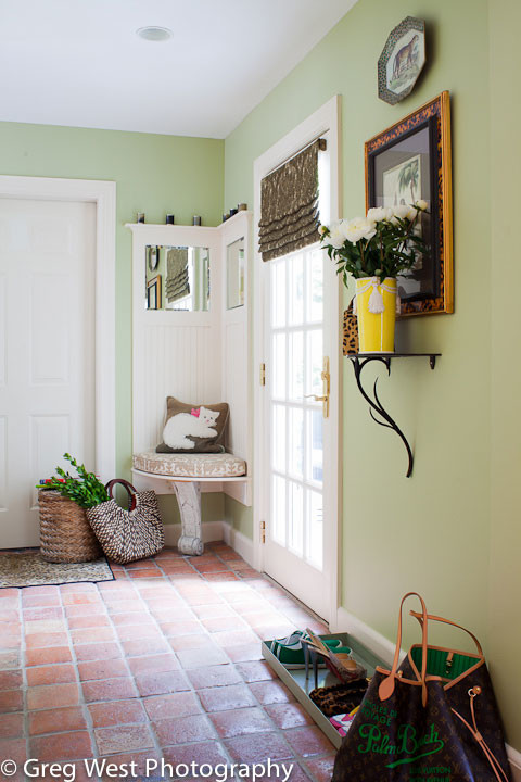 Идея дизайна: тамбур среднего размера в стиле неоклассика (современная классика) с зелеными стенами, полом из керамической плитки, одностворчатой входной дверью и стеклянной входной дверью