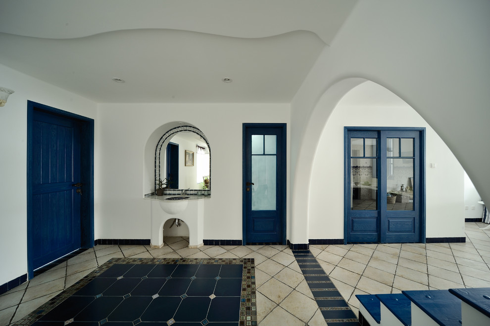 This is an example of a mediterranean entrance in Hong Kong with white walls.