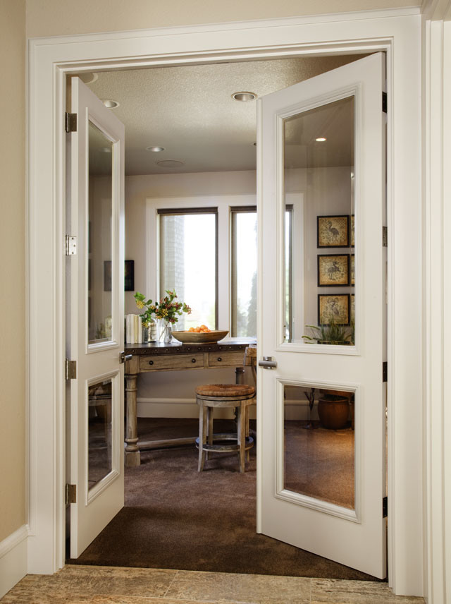 Cette photo montre une entrée tendance de taille moyenne avec un couloir, un mur beige, un sol en linoléum, une porte double et une porte blanche.
