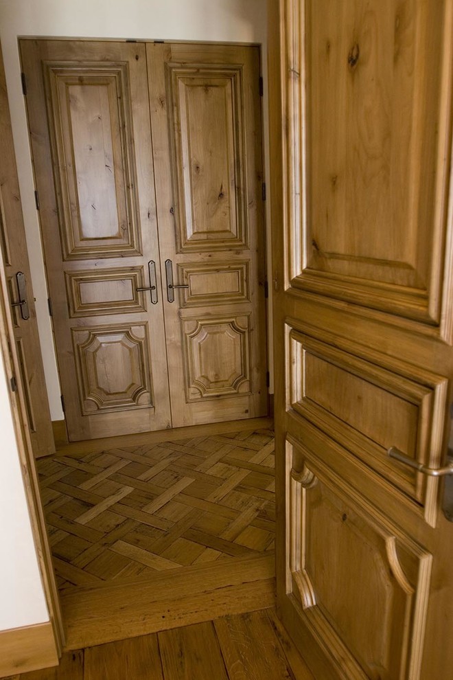Foto på en stor medelhavsstil ingång och ytterdörr, med beige väggar, mörkt trägolv, en dubbeldörr och mellanmörk trädörr