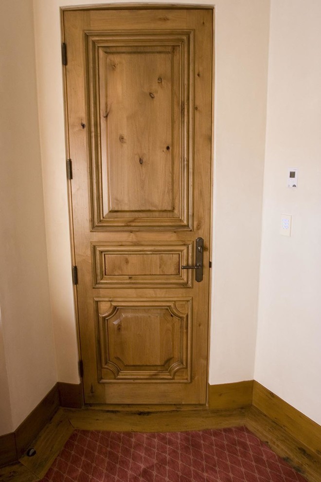 Immagine di una grande porta d'ingresso mediterranea con pareti beige, parquet scuro, una porta a due ante e una porta in legno bruno