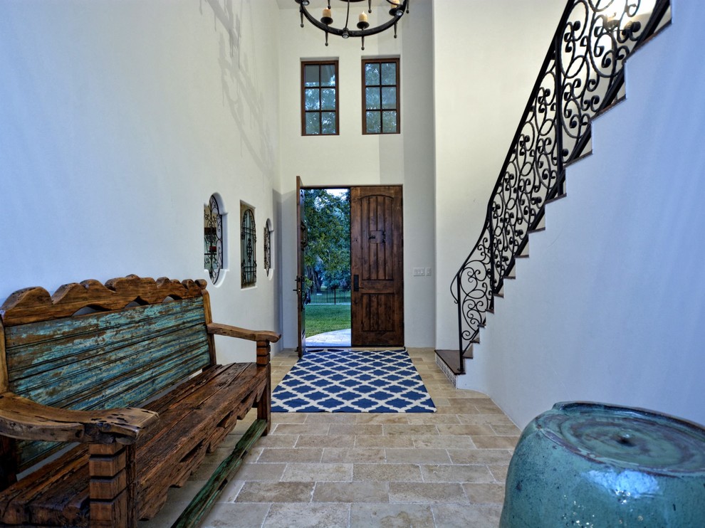 Inspiration pour une grande porte d'entrée méditerranéenne avec un mur blanc, un sol en travertin, une porte double, une porte en bois foncé et un sol beige.