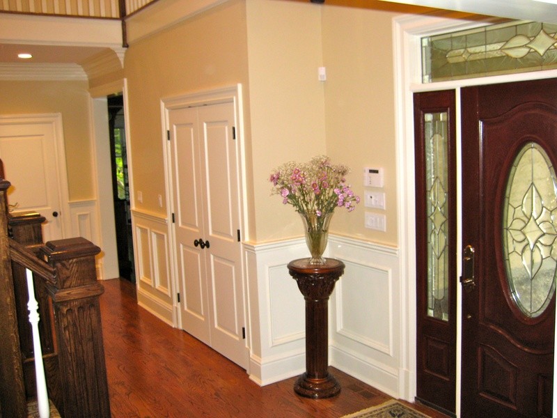 Immagine di una porta d'ingresso classica con pavimento in legno massello medio e una porta singola