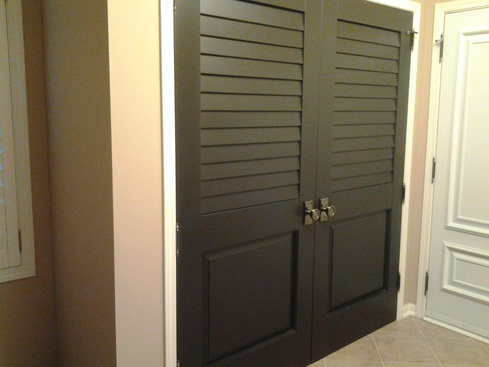 Стильный дизайн: маленькая входная дверь в классическом стиле с серыми стенами, полом из керамогранита, одностворчатой входной дверью, белой входной дверью и серым полом для на участке и в саду - последний тренд