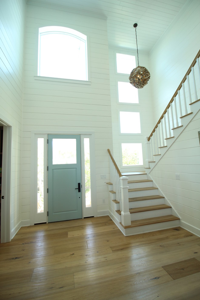 Стильный дизайн: большая входная дверь в стиле кантри с белыми стенами, светлым паркетным полом, одностворчатой входной дверью и синей входной дверью - последний тренд