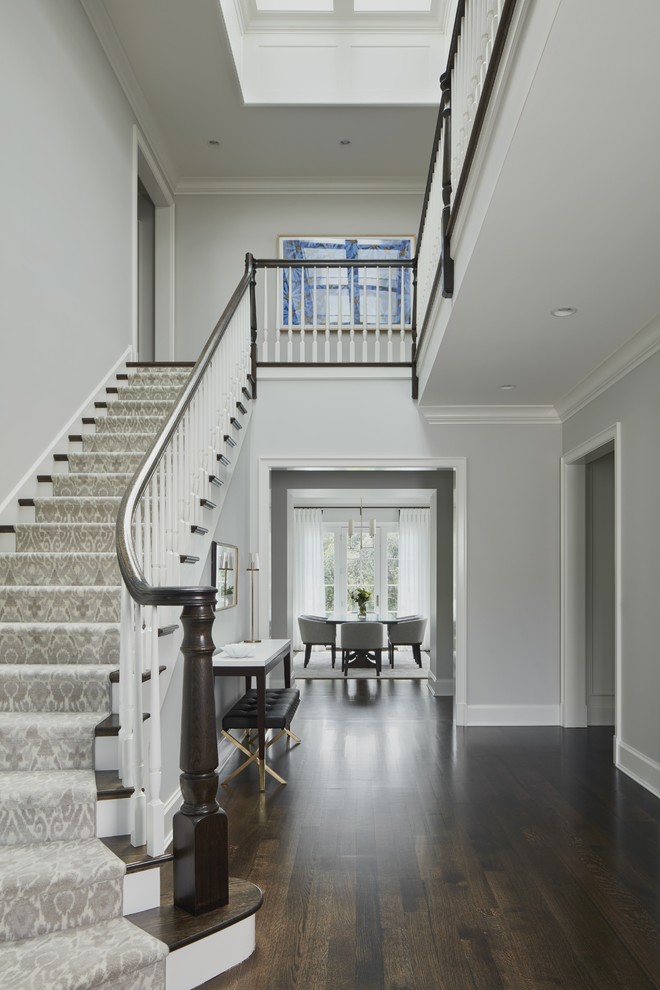 Klassisches Foyer mit grauer Wandfarbe, dunklem Holzboden und braunem Boden in Chicago