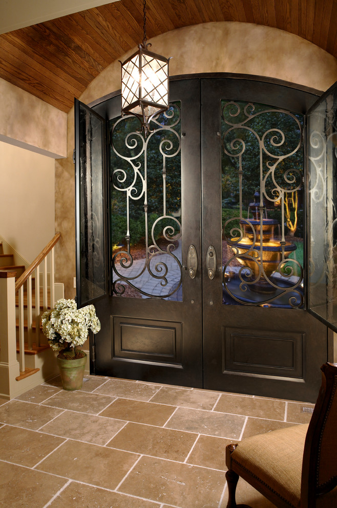 Inspiration för en vintage ingång och ytterdörr, med en dubbeldörr, beige väggar, en svart dörr och beiget golv