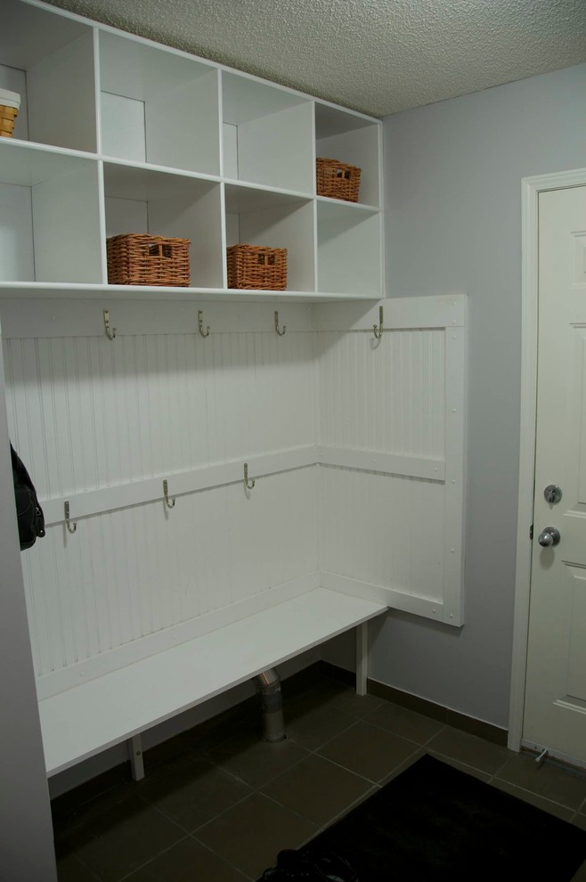 Пример оригинального дизайна: тамбур среднего размера со шкафом для обуви в современном стиле с серыми стенами, полом из керамической плитки, одностворчатой входной дверью и белой входной дверью