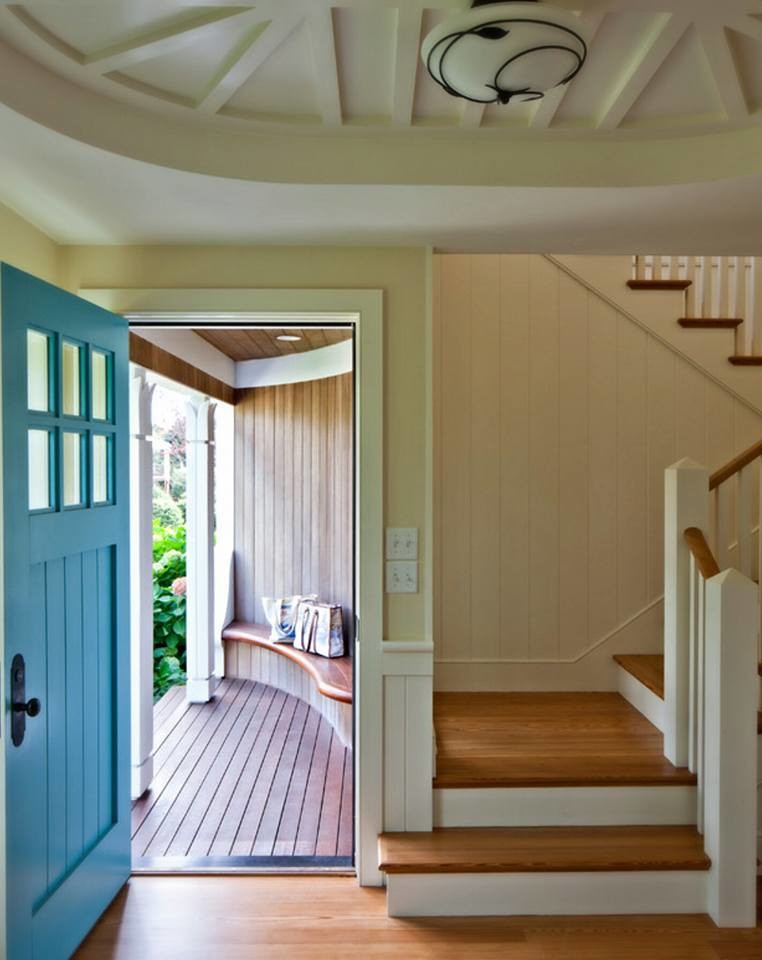 Idée de décoration pour une porte d'entrée champêtre de taille moyenne avec un mur jaune, parquet foncé, une porte simple et une porte bleue.