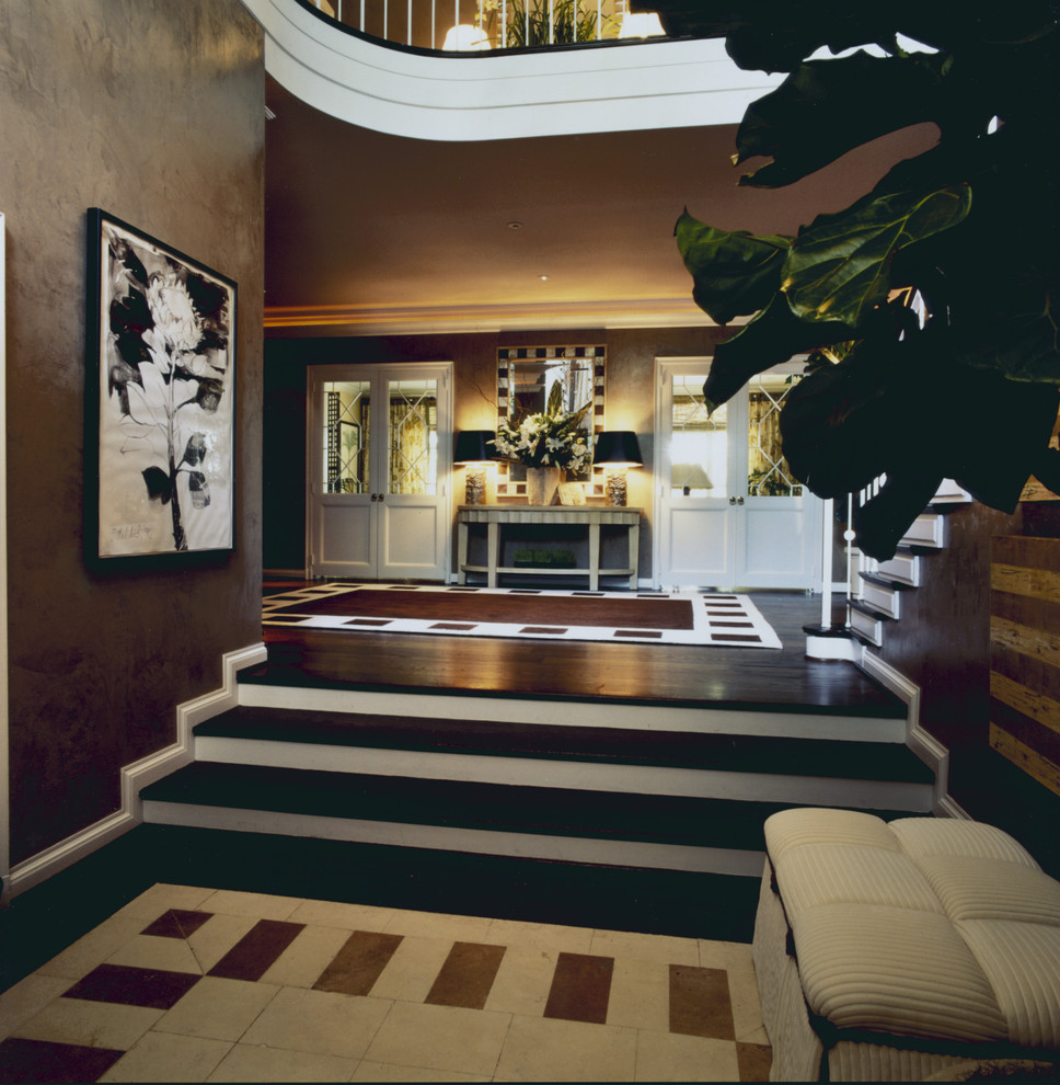 Idée de décoration pour un hall d'entrée design de taille moyenne avec un mur marron, un sol en bois brun et un sol multicolore.