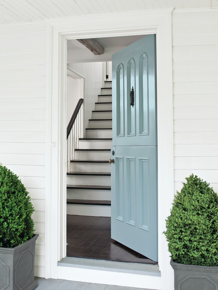 Inspiration pour un hall d'entrée traditionnel de taille moyenne avec un mur blanc, parquet foncé, une porte hollandaise, une porte bleue et un sol marron.
