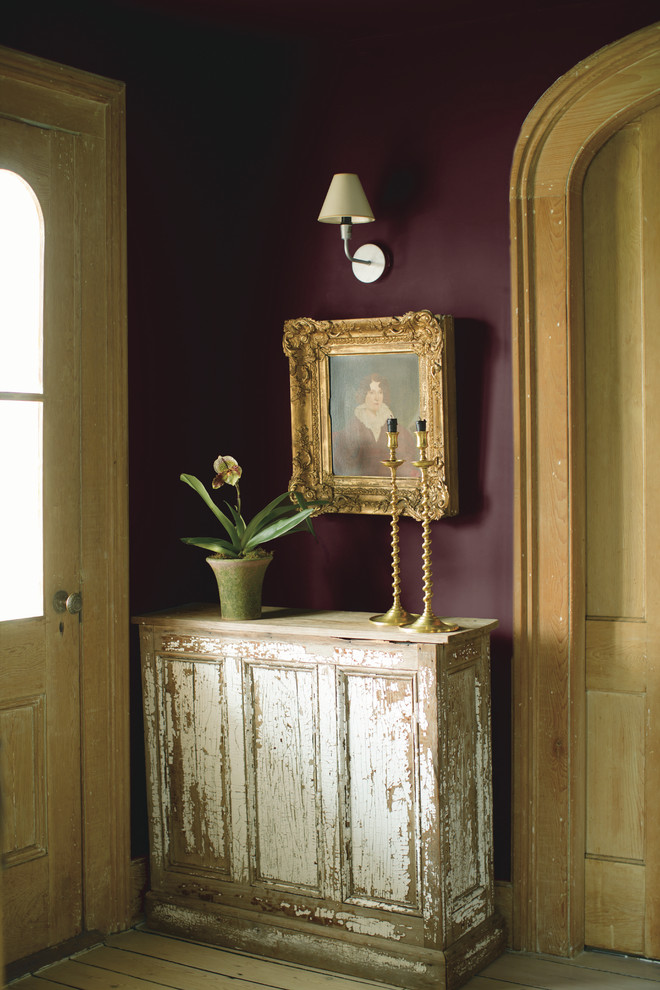Пример оригинального дизайна: фойе среднего размера в викторианском стиле с фиолетовыми стенами, светлым паркетным полом, одностворчатой входной дверью, входной дверью из светлого дерева и бежевым полом