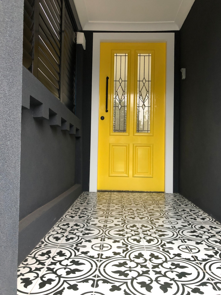 Идея дизайна: входная дверь в современном стиле с серыми стенами, полом из керамической плитки, одностворчатой входной дверью, желтой входной дверью и разноцветным полом