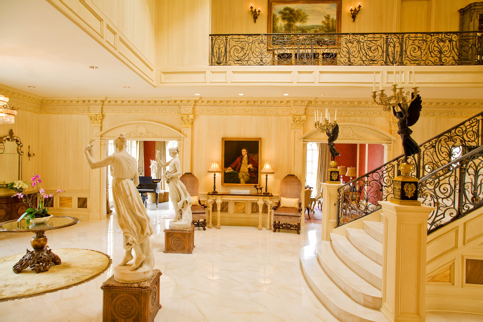 Geräumiges Klassisches Foyer mit beiger Wandfarbe, Marmorboden und beigem Boden in Baltimore