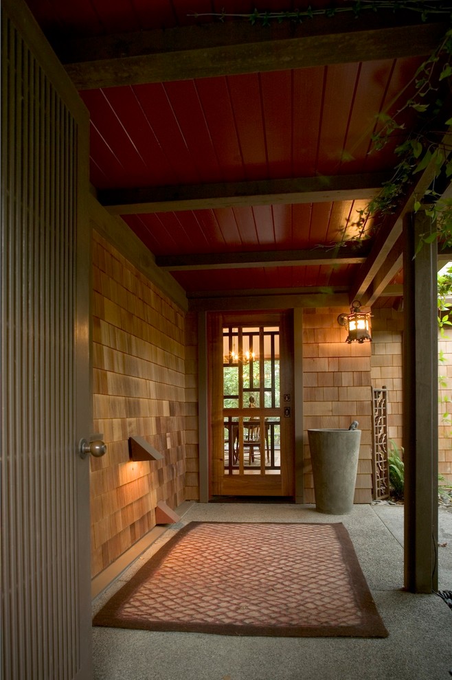 Источник вдохновения для домашнего уюта: входная дверь среднего размера в восточном стиле с одностворчатой входной дверью, стеклянной входной дверью и бетонным полом