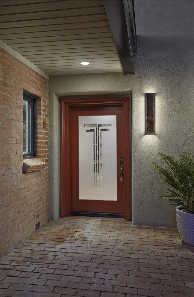 Exempel på en retro ingång och ytterdörr, med tegelgolv, en enkeldörr och en röd dörr