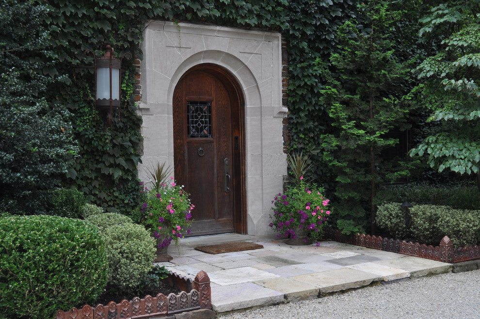 Exempel på en klassisk entré, med en enkeldörr och mörk trädörr