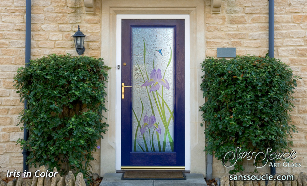 他の地域にある高級な中くらいなトラディショナルスタイルのおしゃれな玄関ドア (ベージュの壁、トラバーチンの床、ガラスドア) の写真