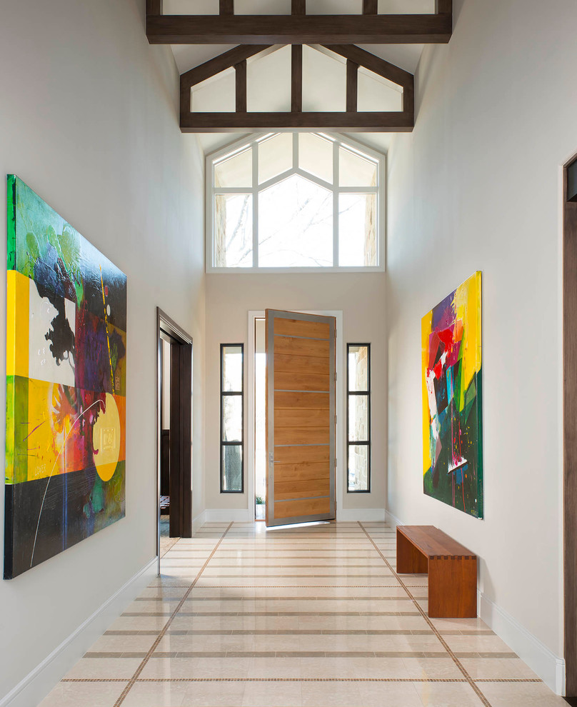 Große Moderne Haustür mit beiger Wandfarbe, Marmorboden, Einzeltür und heller Holzhaustür in Dallas