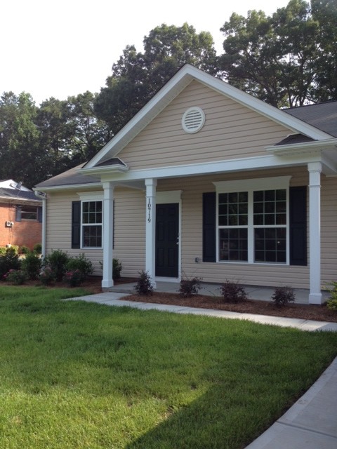 Kleine Klassische Haustür mit beiger Wandfarbe, Einzeltür und schwarzer Haustür in Charlotte